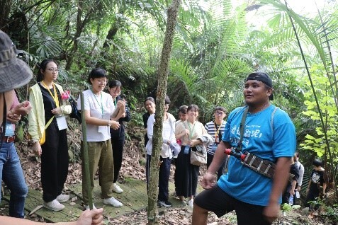 1029-「原住民族文化學習」-講師與學生解釋鄒族傳統獵人知識圖片