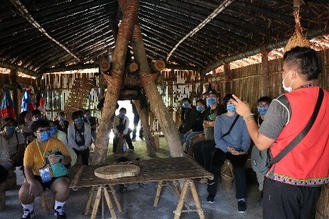 1029-「原住民族文化學習」-講師解說鄒族家屋圖片