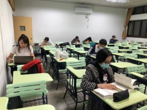 3/17撰寫報告、讀書圖片