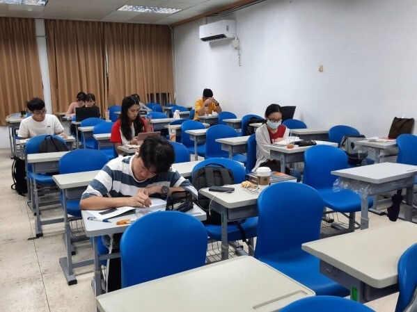 10/28 同學們共同學習讀書氛圍佳圖片