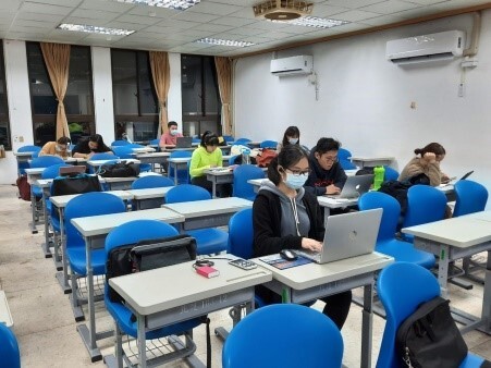 12/14 時間鄰近期末同學們紛紛為考試努力準備圖片