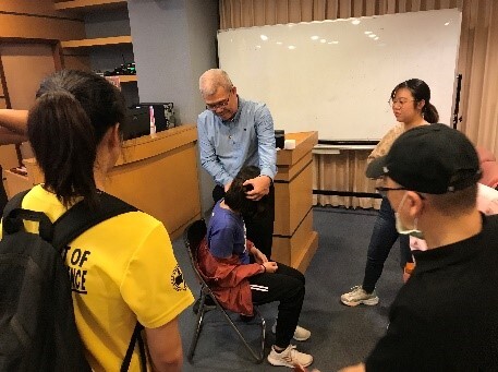 課後學生與胡理事長進行按摩手法交流圖片