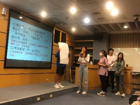 學生上台報告情境演練成果圖片