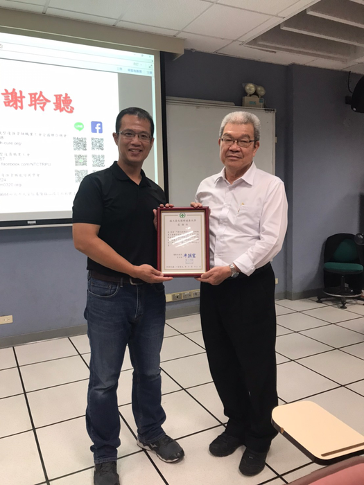 系主任頒發感謝狀給胡理事長圖片