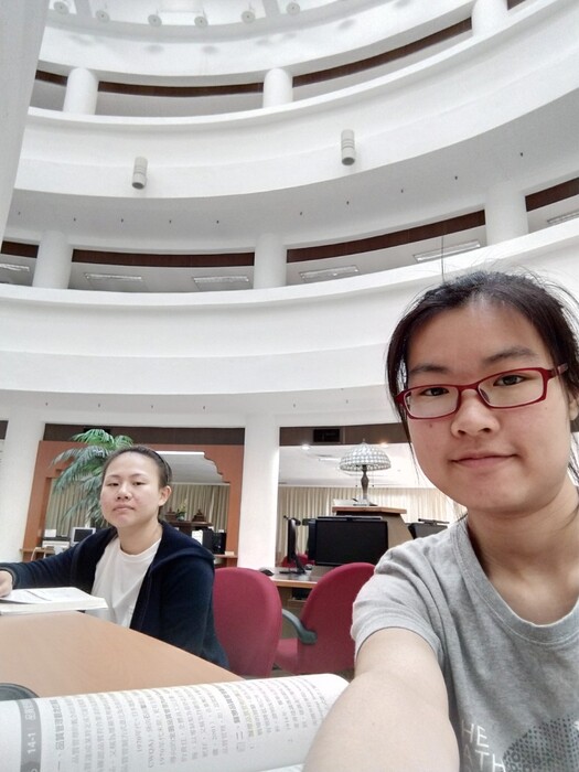 我們正在圖書館讀書!圖片