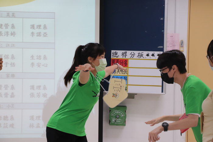 隊輔示範如何進行遊戲圖片