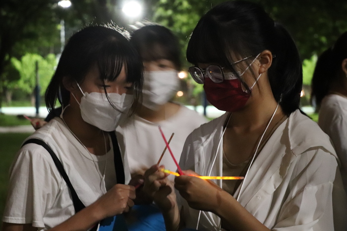 螢光棒先讓它亮起來!圖片
