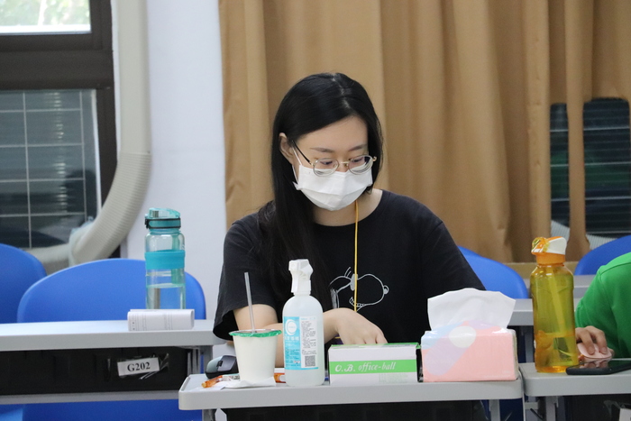 又捕捉到一個認真的神情~圖片