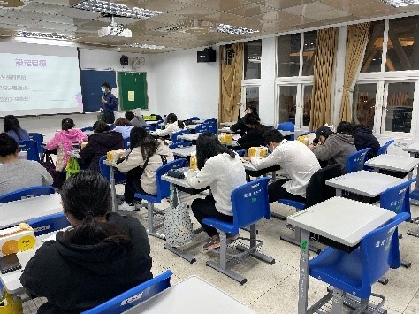 老師於課程前播放有趣幽默短片讓學生放鬆圖片