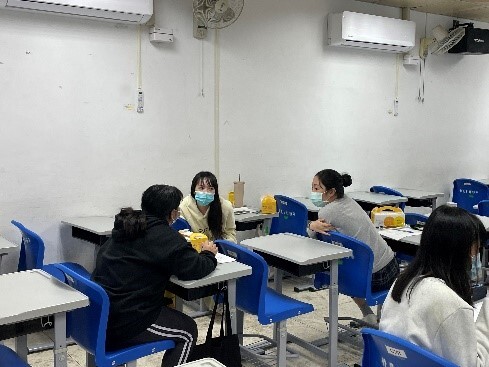 老師請同學分組，學生們與附近同學自我介紹，認識彼此圖片