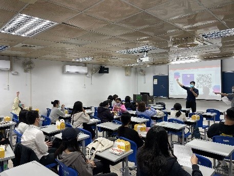 老師請同學舉手回答講義答案圖片