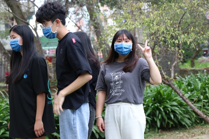 偷偷找鏡頭喔!圖片